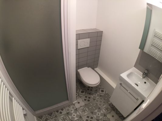 salle de bain rénovée avec des tonalités grises